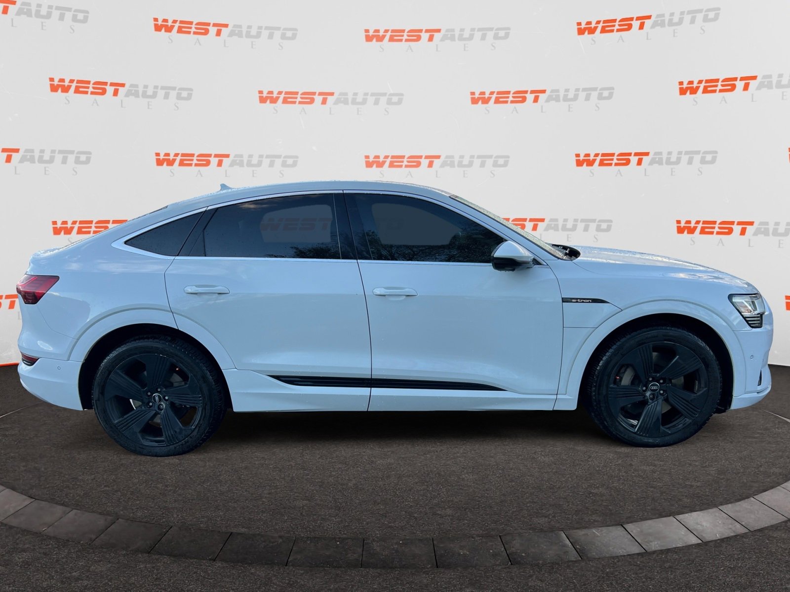 Used 2020 Audi e-tron Premium Plus image 6