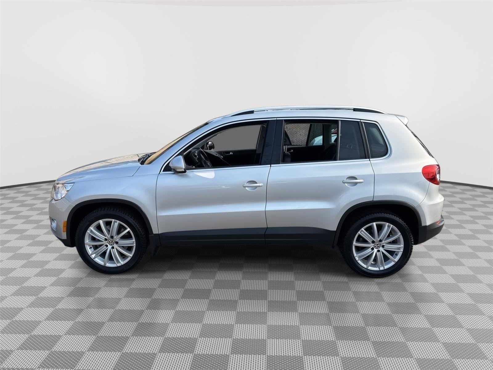 Used 2011 Volkswagen Tiguan SE image 13