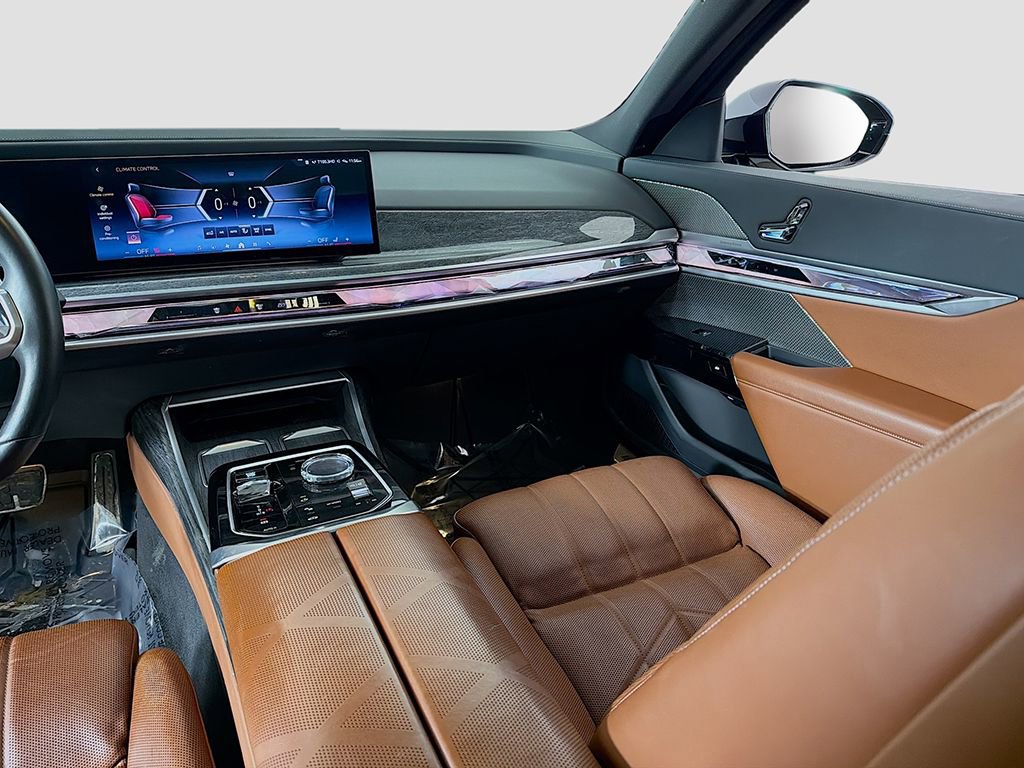 Used 2023 BMW 760i xDrive w/ Executive Package image 38