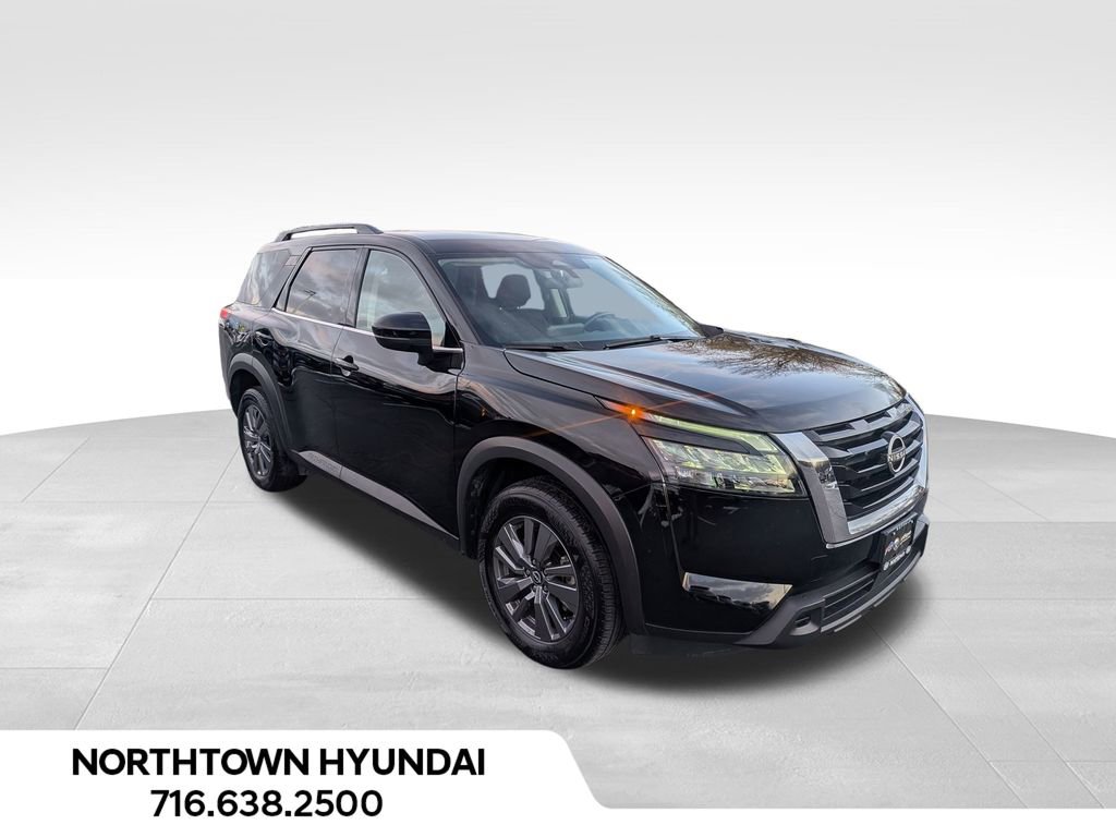 Used 2025 Nissan Pathfinder SV image 2