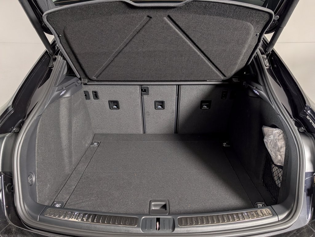 New 2026 Porsche Macan AWD/4WD image 17