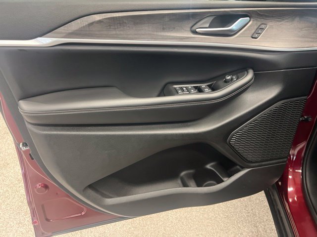Used 2023 Jeep Grand Cherokee Limited w/ Luxury Tech Group II AWD/4WD image 21