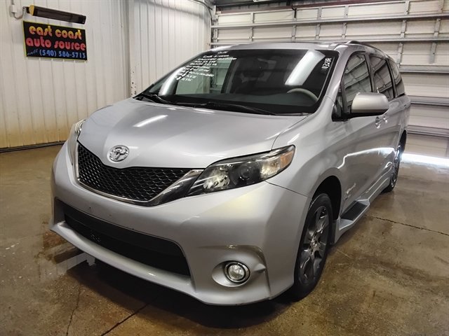 Used 2014 Toyota Sienna SE FWD image 4