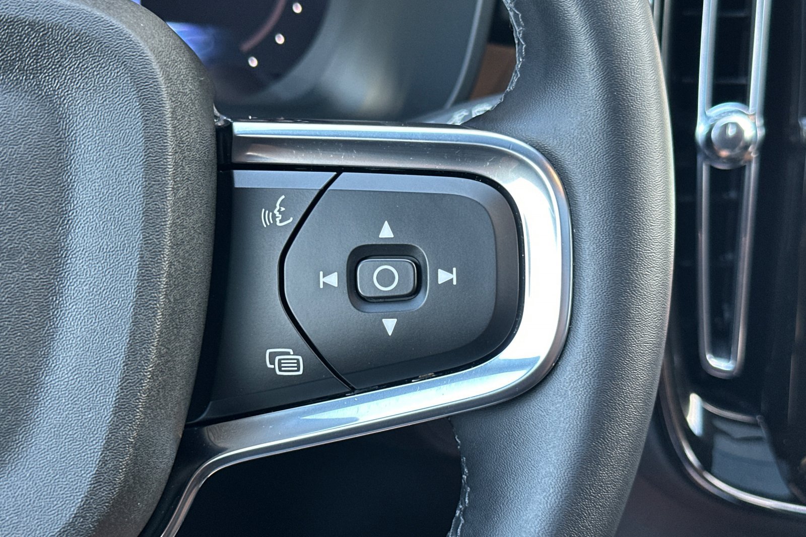 Certified 2024 Volvo XC40 Recharge Ultimate w/ Protection Package Premier RWD image 29