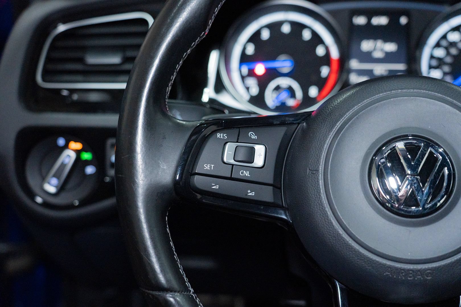 Used 2015 Volkswagen Golf R 4-Door AWD/4WD image 34
