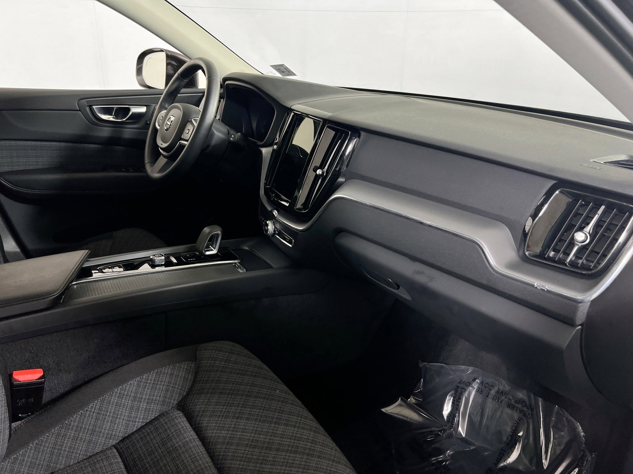 Used 2022 Volvo XC60 B5 Momentum image 28