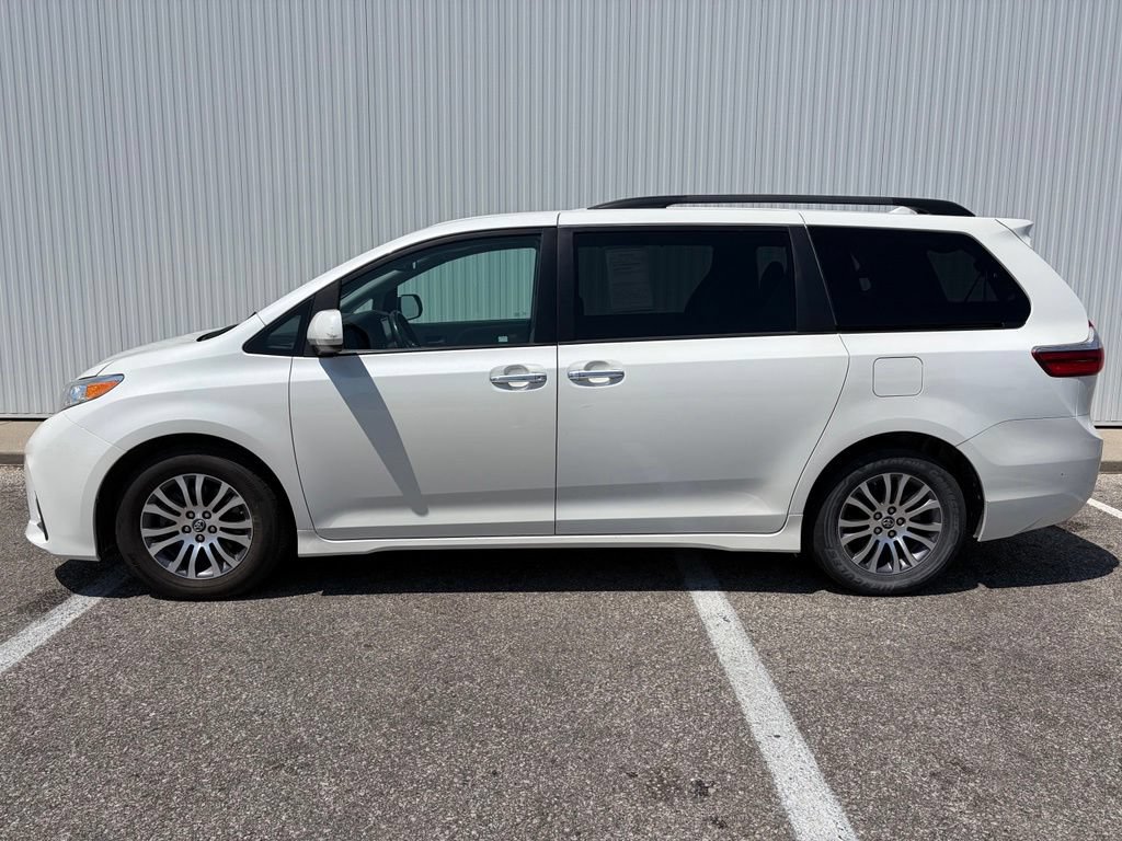 Used 2018 Toyota Sienna XLE w/ Carpet Mat Package FWD image 3