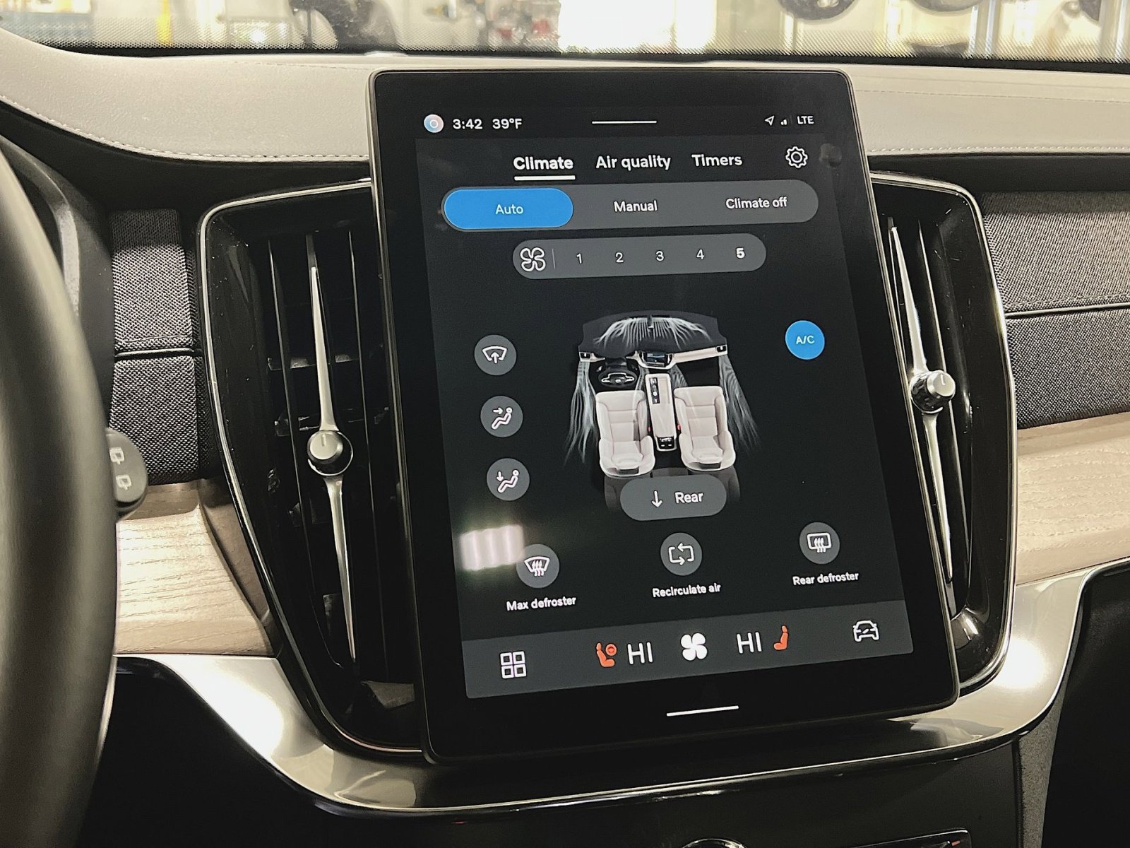 Used 2025 Volvo XC90 B6 Plus image 21