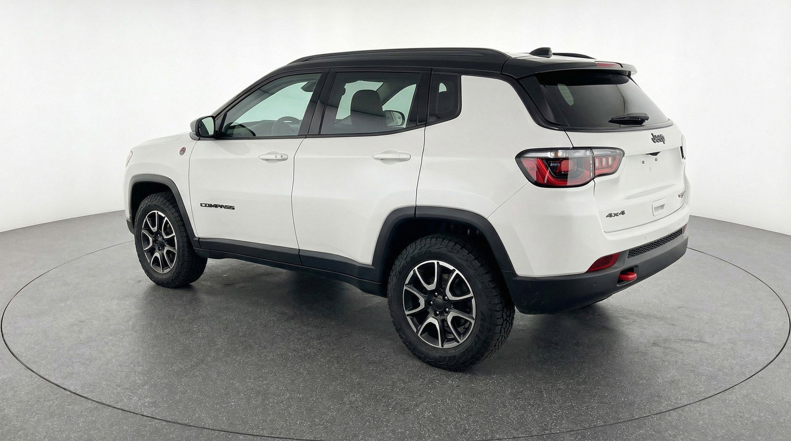 Used 2025 Jeep Compass Trailhawk AWD/4WD image 6