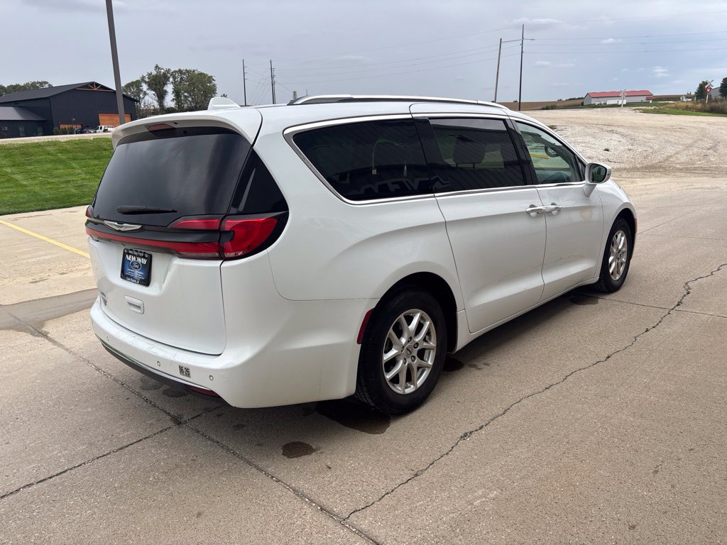 Used 2021 Chrysler Pacifica Touring-L FWD image 4