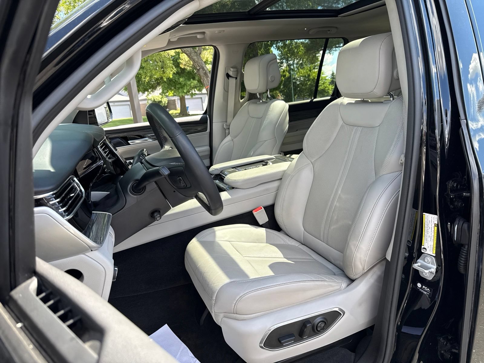 Used 2022 Jeep Wagoneer Series II w/ Premium Group I AWD/4WD image 2