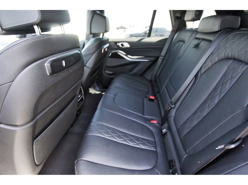 Used 2025 BMW X5 xDrive50e image 7