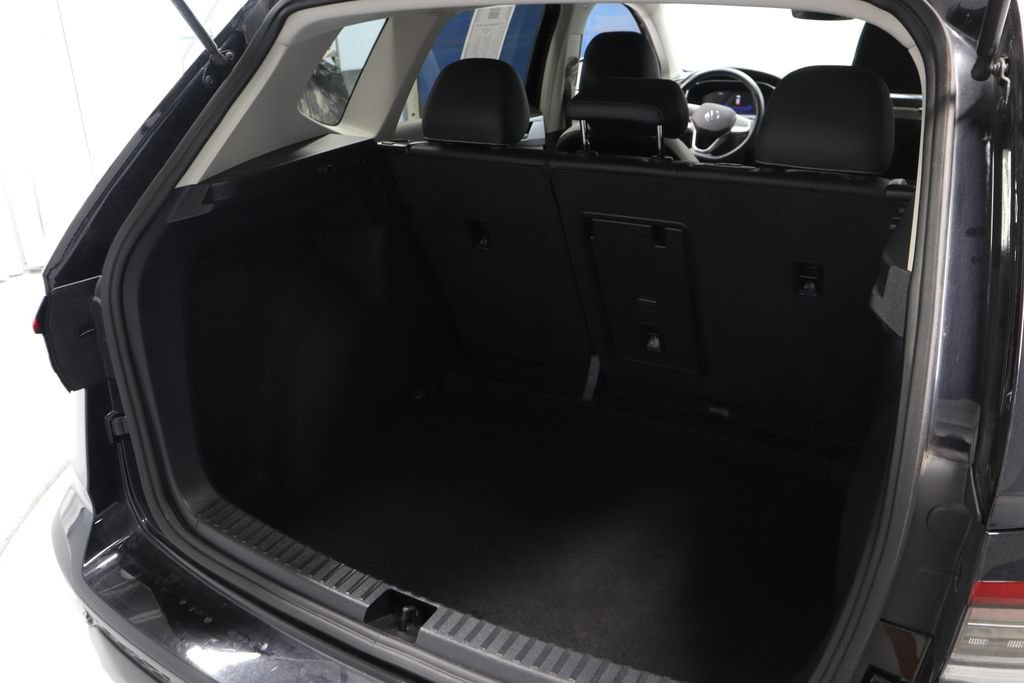 Used 2025 Volkswagen Taos SE FWD image 15