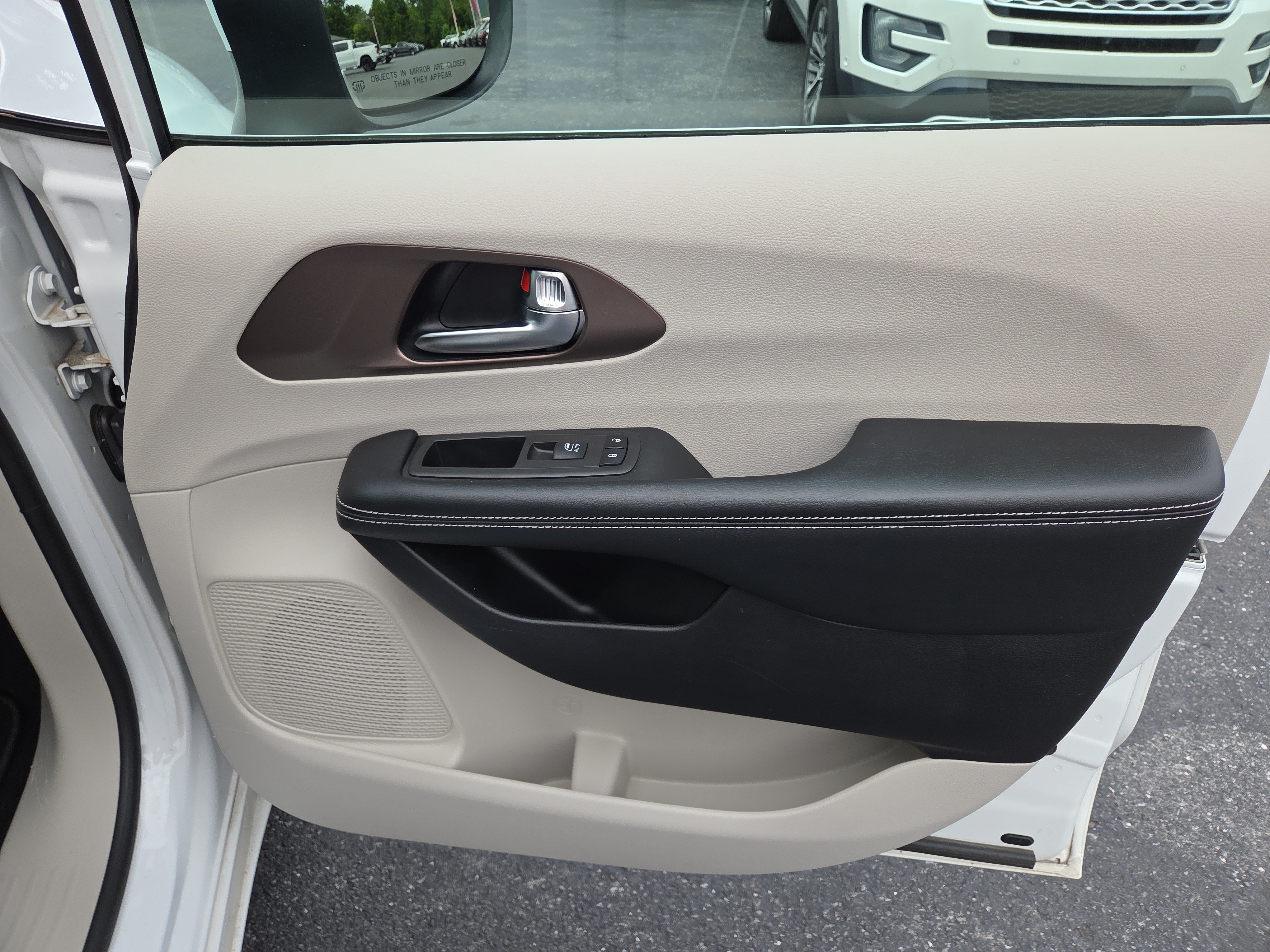 Certified 2022 Chrysler Voyager LX FWD image 18