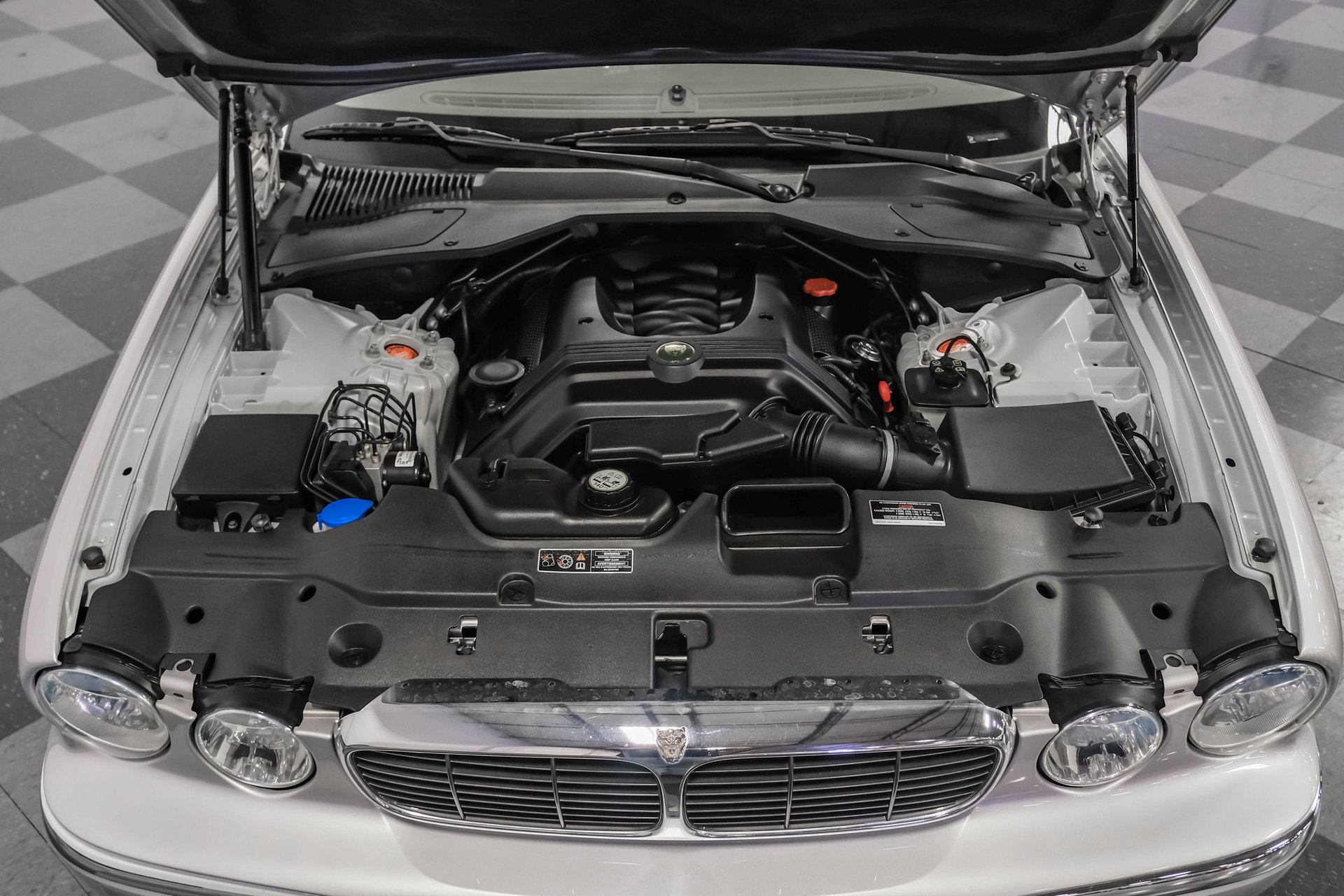 Used 2004 Jaguar XJ8 image 38