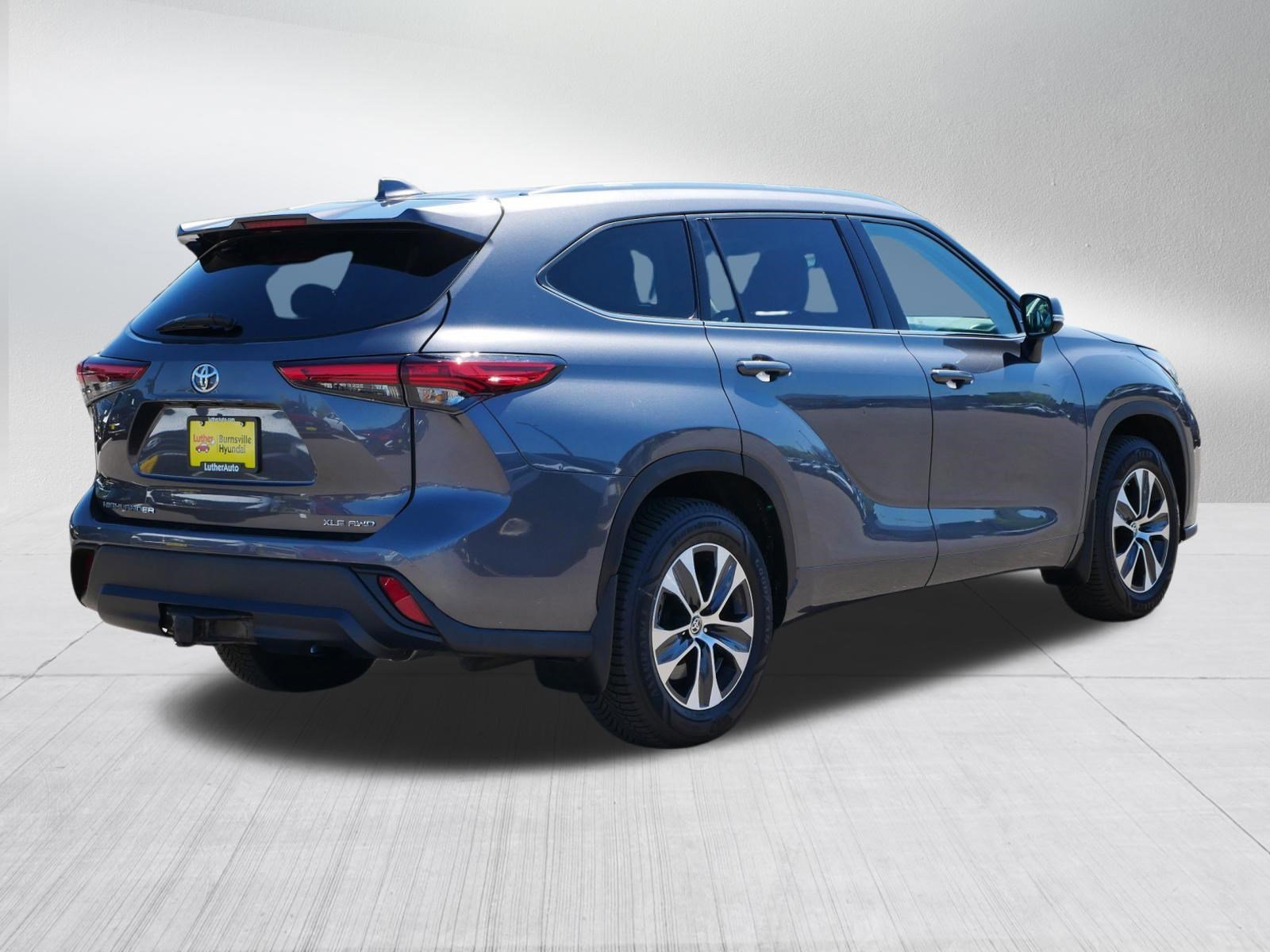 Used 2020 Toyota Highlander XLE AWD/4WD image 7