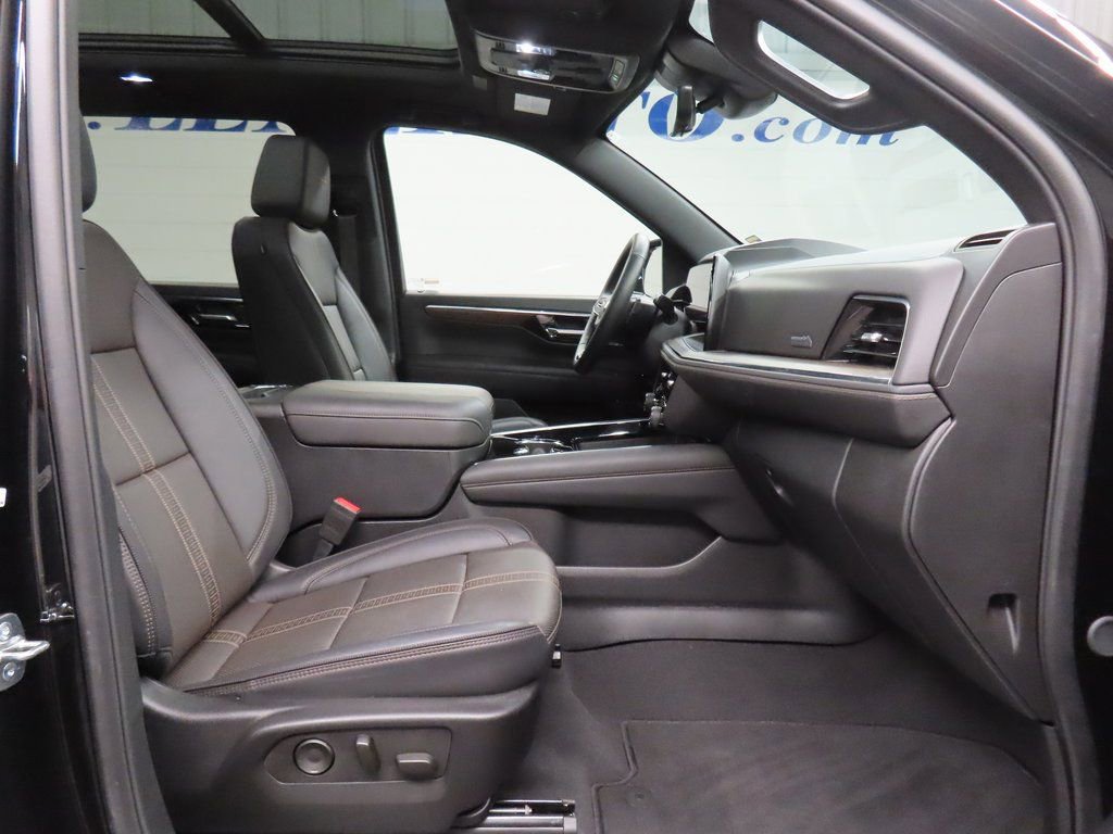 Used 2025 Chevrolet Suburban High Country AWD/4WD image 35