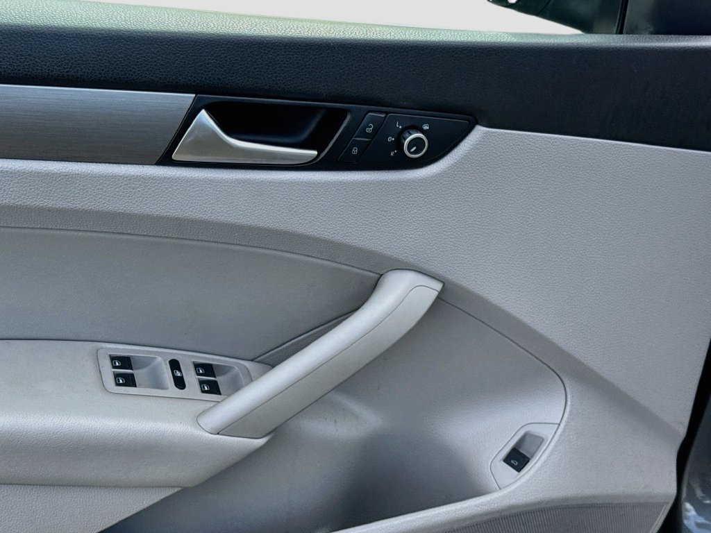 Used 2015 Volkswagen Passat TDI SE FWD image 19