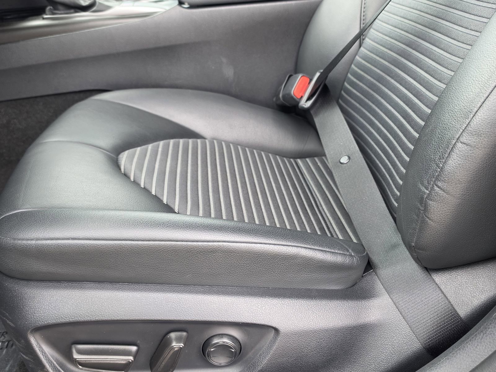 Used 2024 Toyota Camry SE image 5