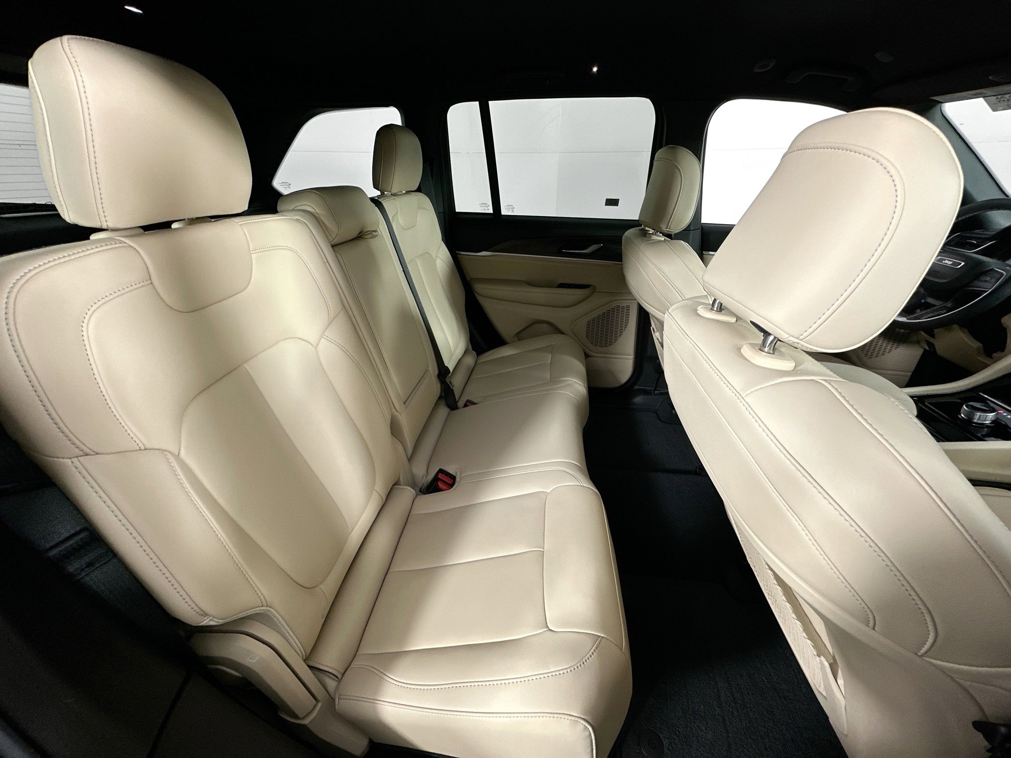 Used 2023 Jeep Grand Cherokee Limited w/ Black Appearance Package image 26