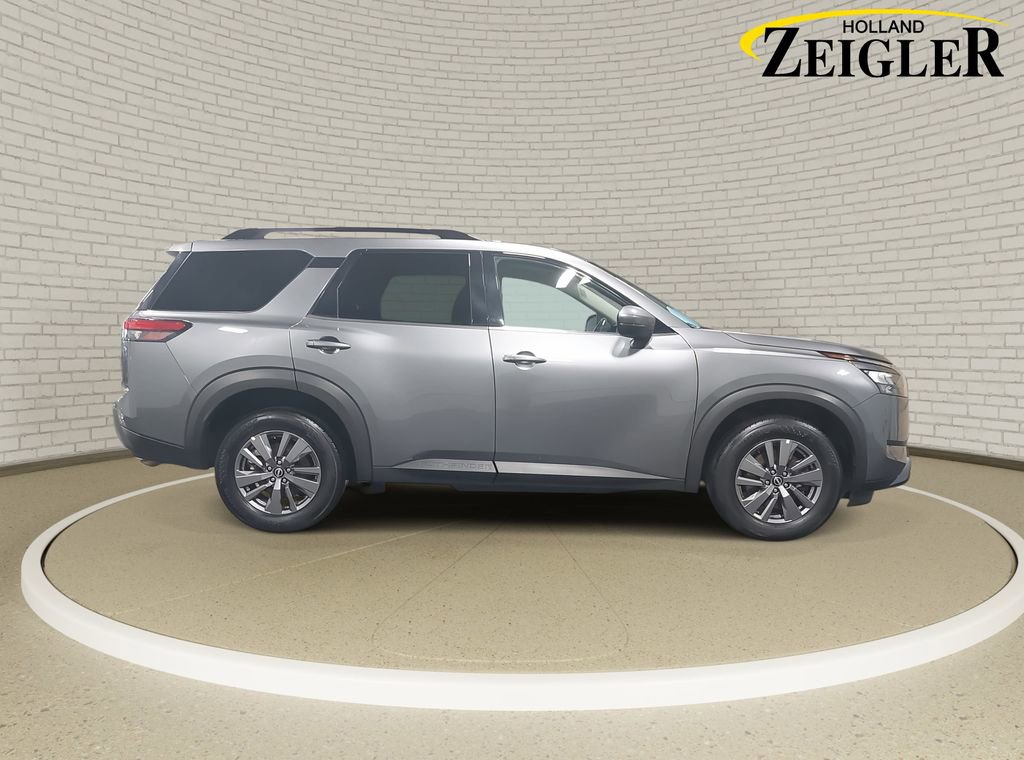 Used 2025 Nissan Pathfinder SV image 4