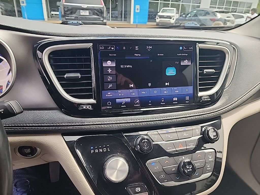 Used 2021 Chrysler Pacifica Touring-L FWD image 7