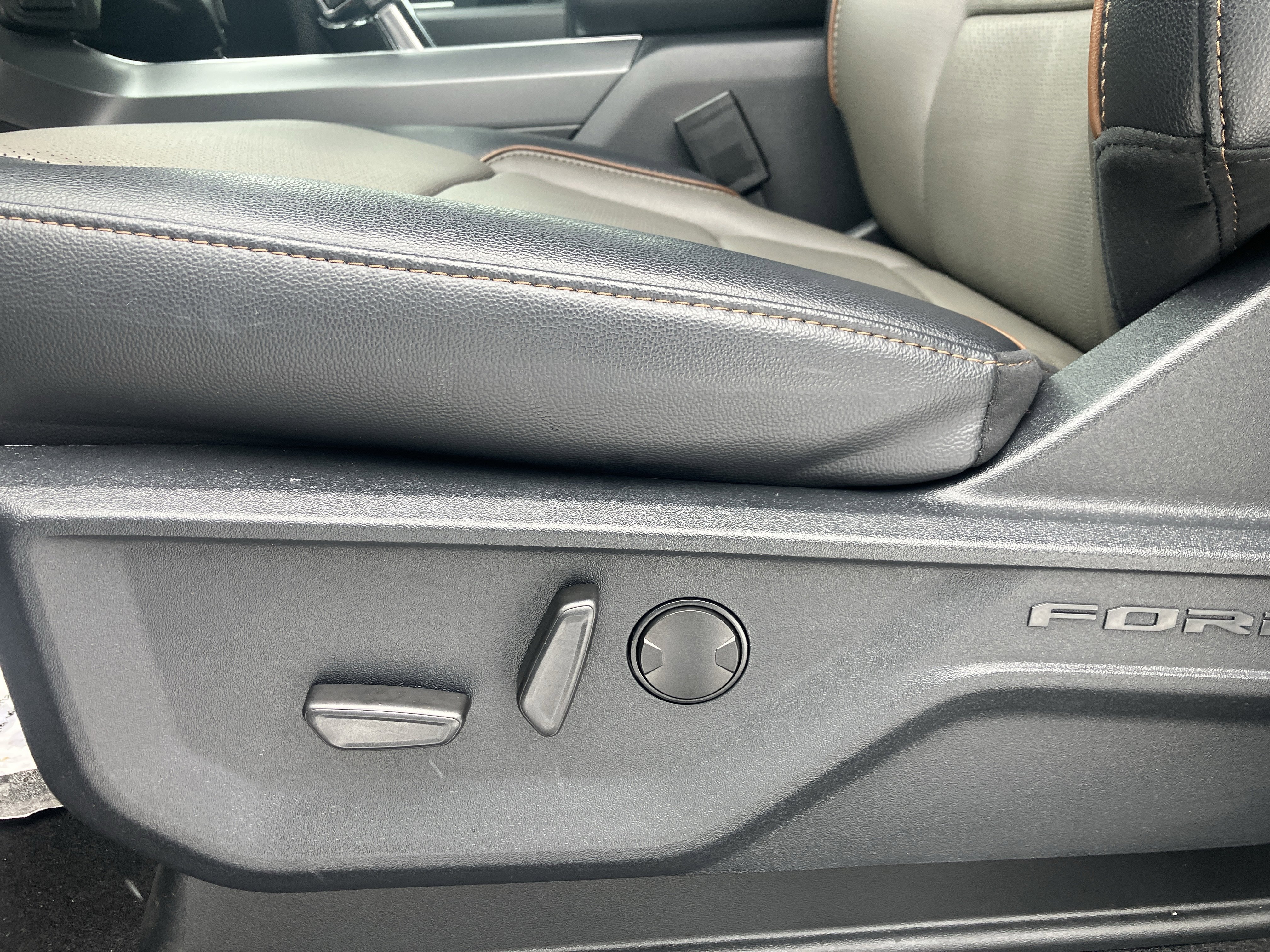 Certified 2025 Ford F150 Lariat w/ Equipment Group 501A Mid image 18