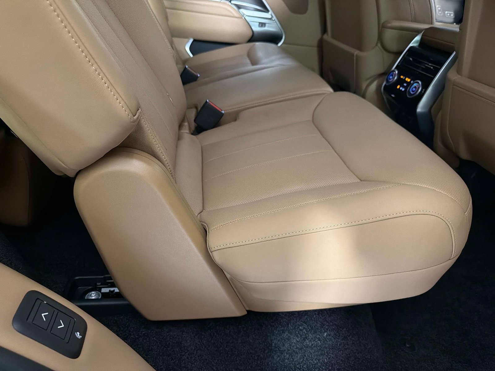 Used 2025 Land Rover Range Rover Long Wheelbase SE image 27