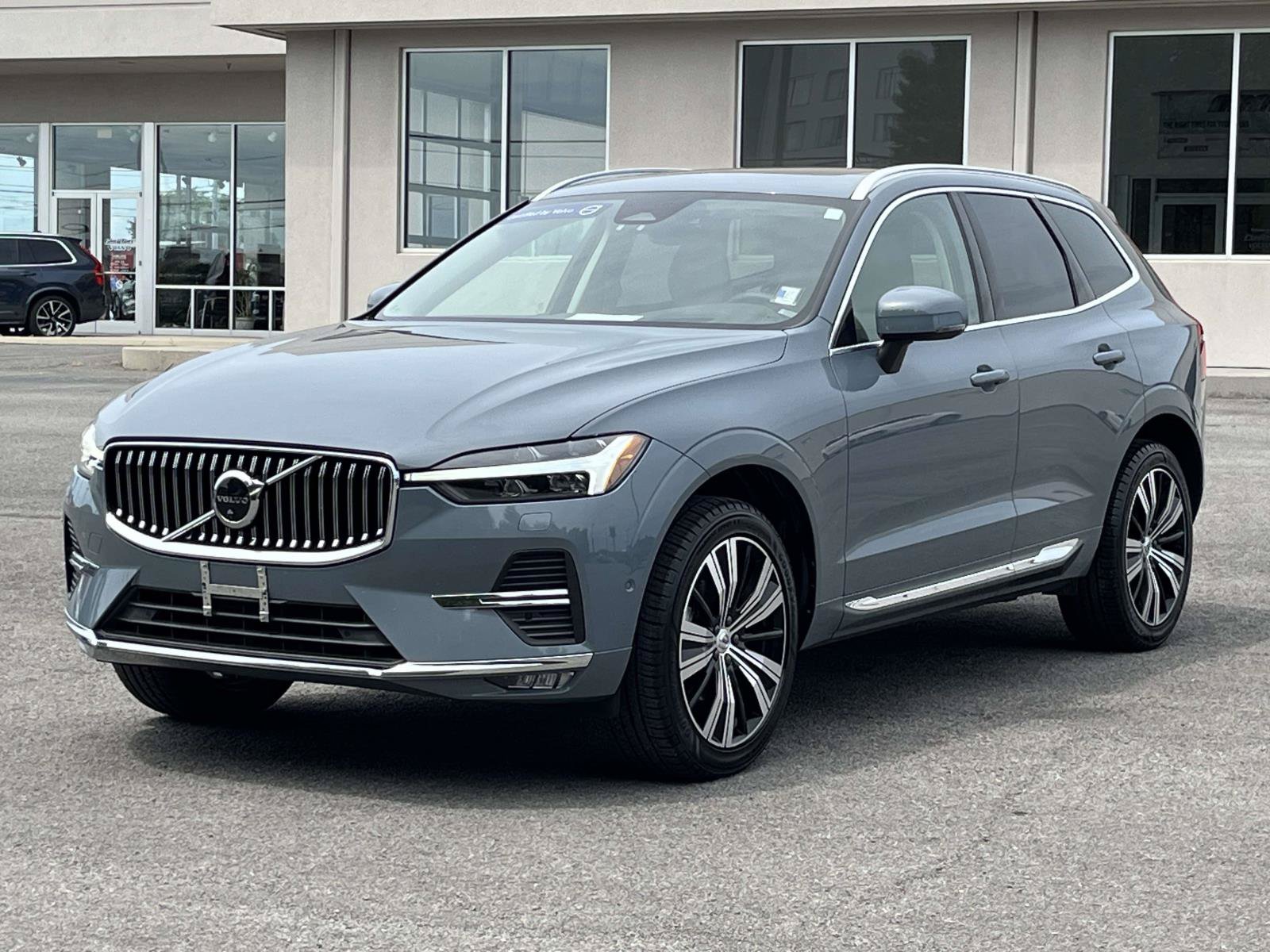 Certified 2023 Volvo XC60 B5 Ultimate w/ Climate Package AWD/4WD image 3