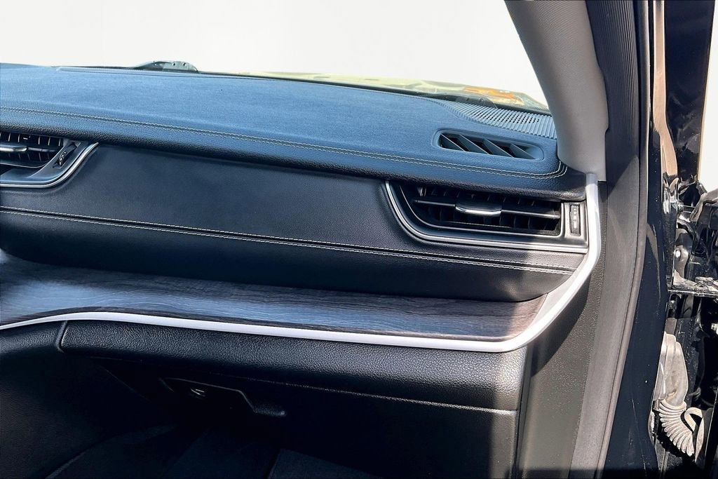 Used 2023 Jeep Grand Cherokee Limited w/ Black Appearance Package image 17