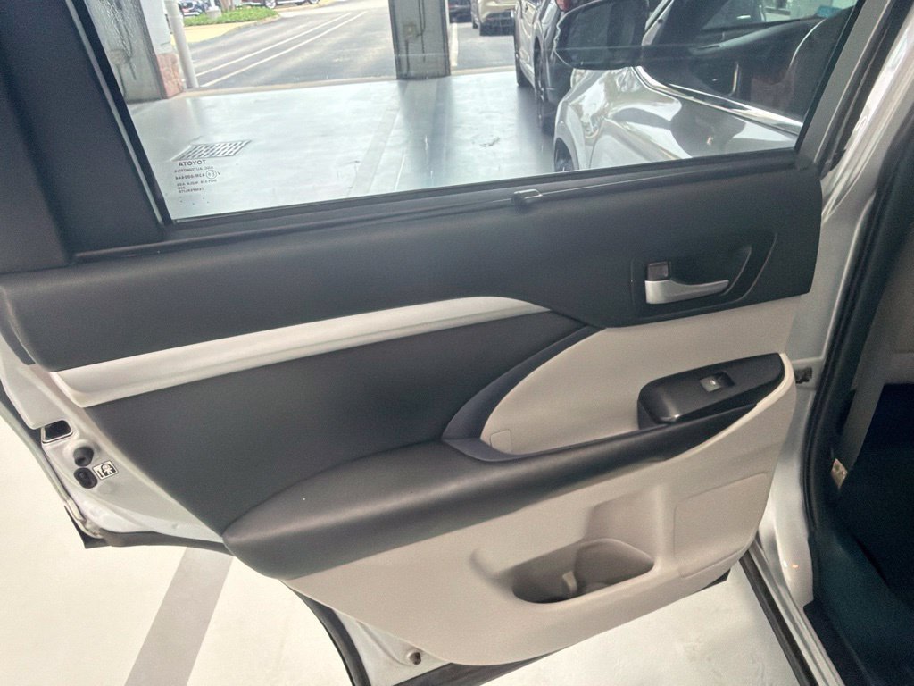 Used 2019 Toyota Highlander XLE AWD/4WD image 14