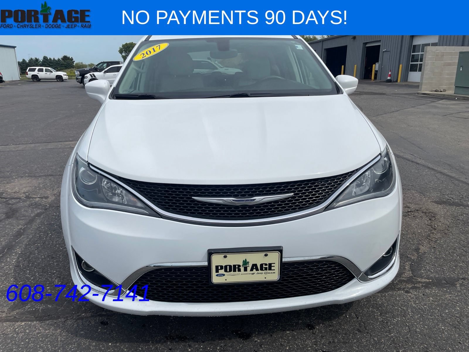 Used 2017 Chrysler Pacifica Touring-L FWD image 2