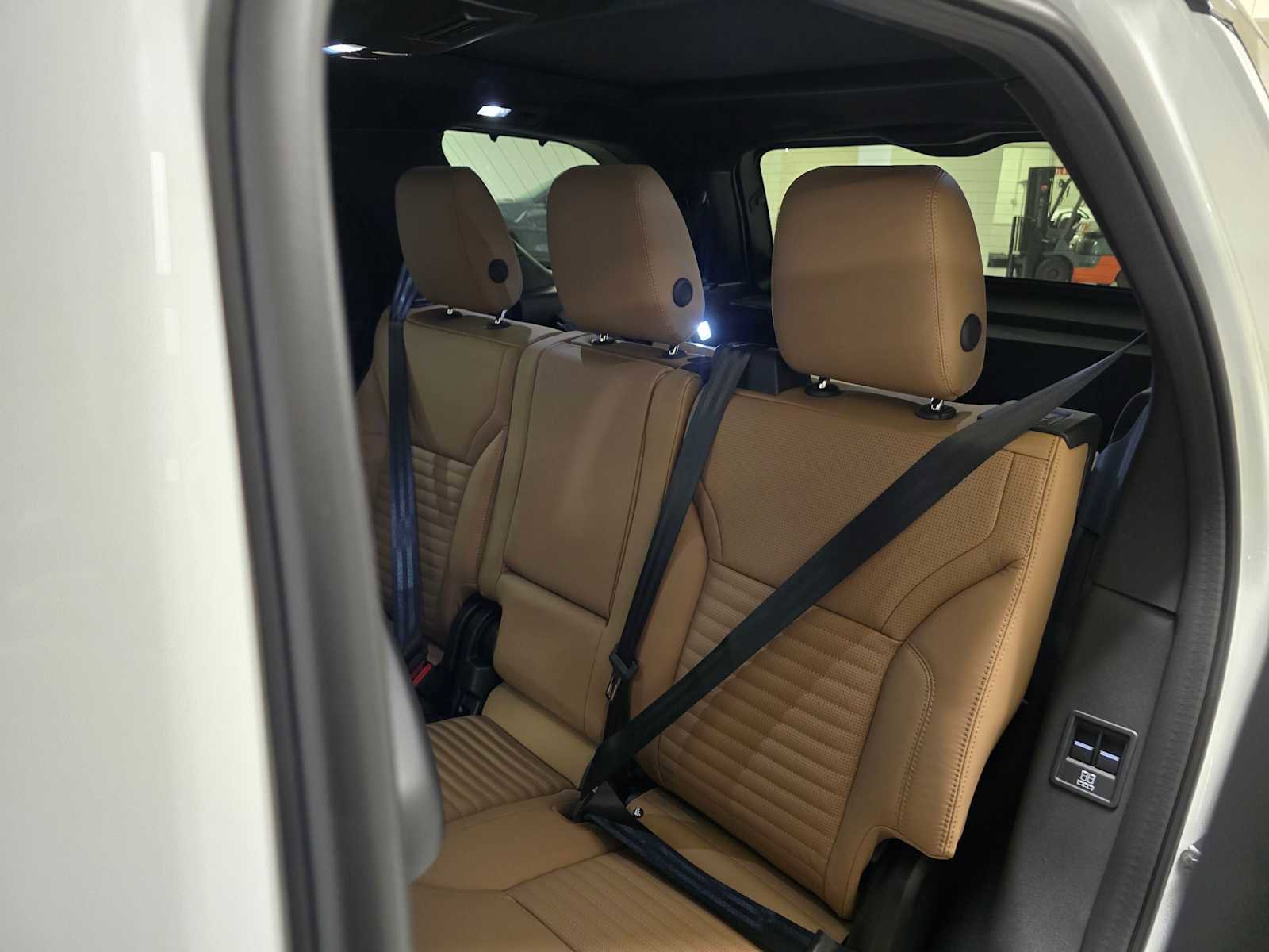 New 2026 Land Rover Discovery Limited Edition AWD/4WD image 18