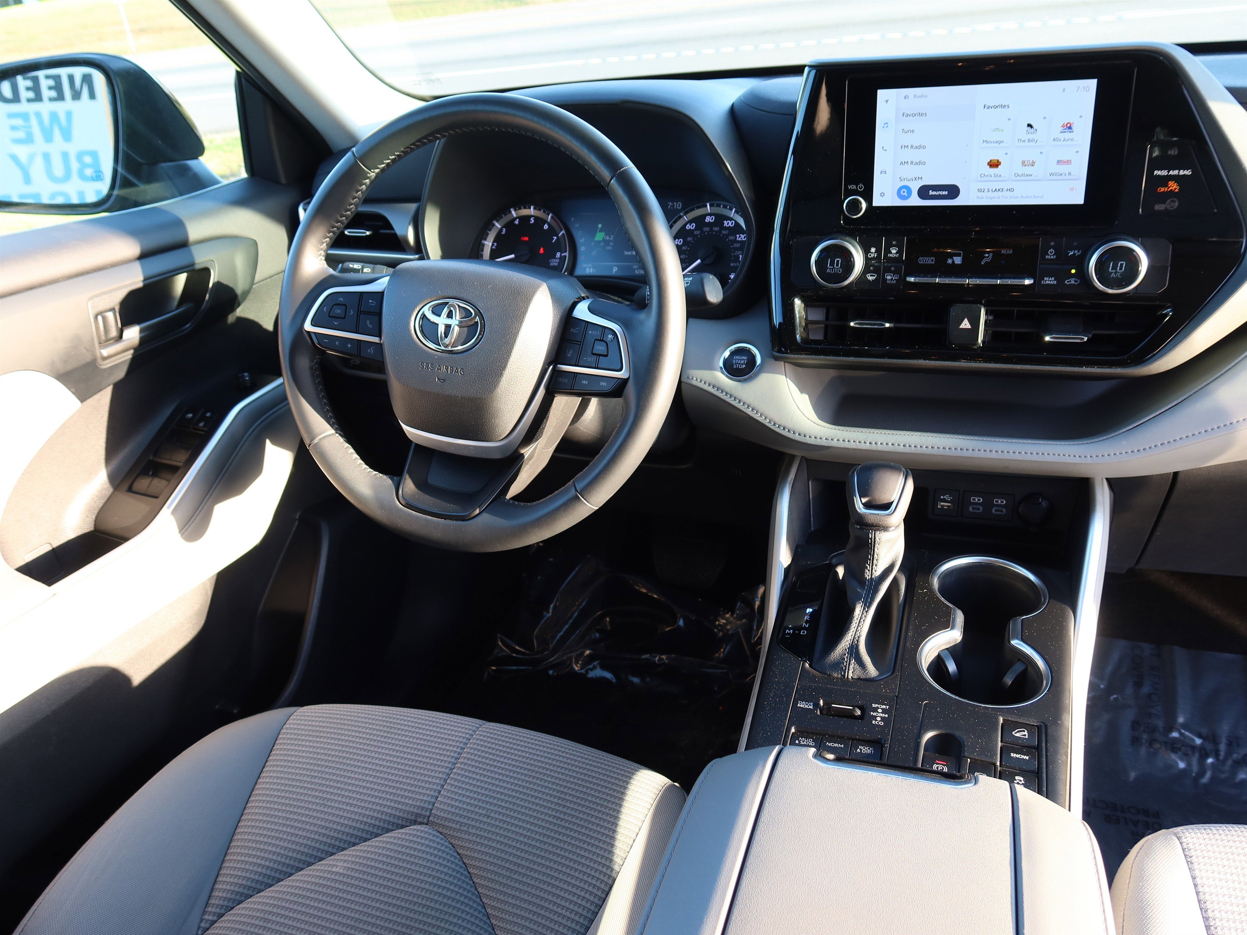 Used 2023 Toyota Highlander LE image 14