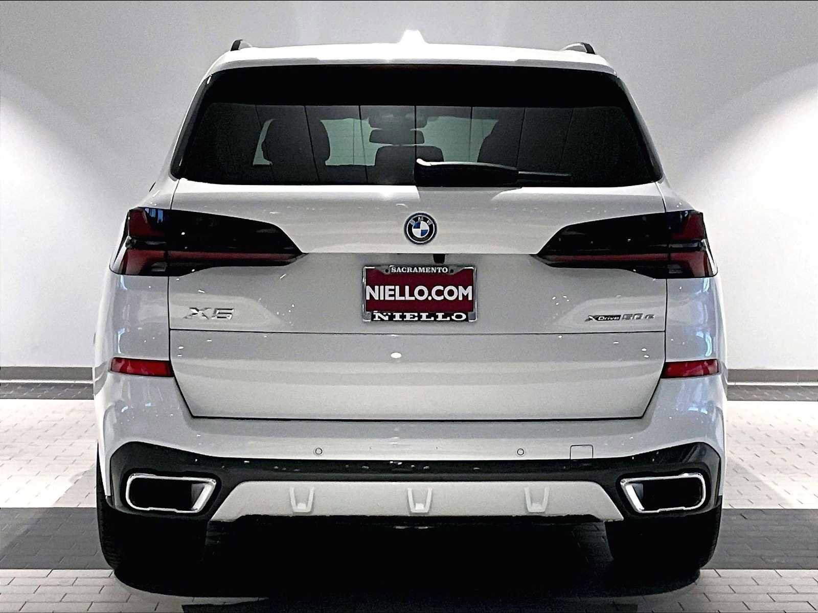 Used 2025 BMW X5 xDrive50e w/ M Sport Package image 9