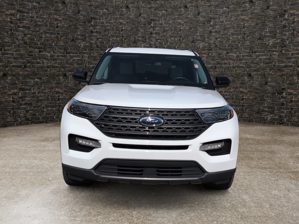 Used 2022 Ford Explorer XLT w/ Equipment Group 202A AWD/4WD image 4