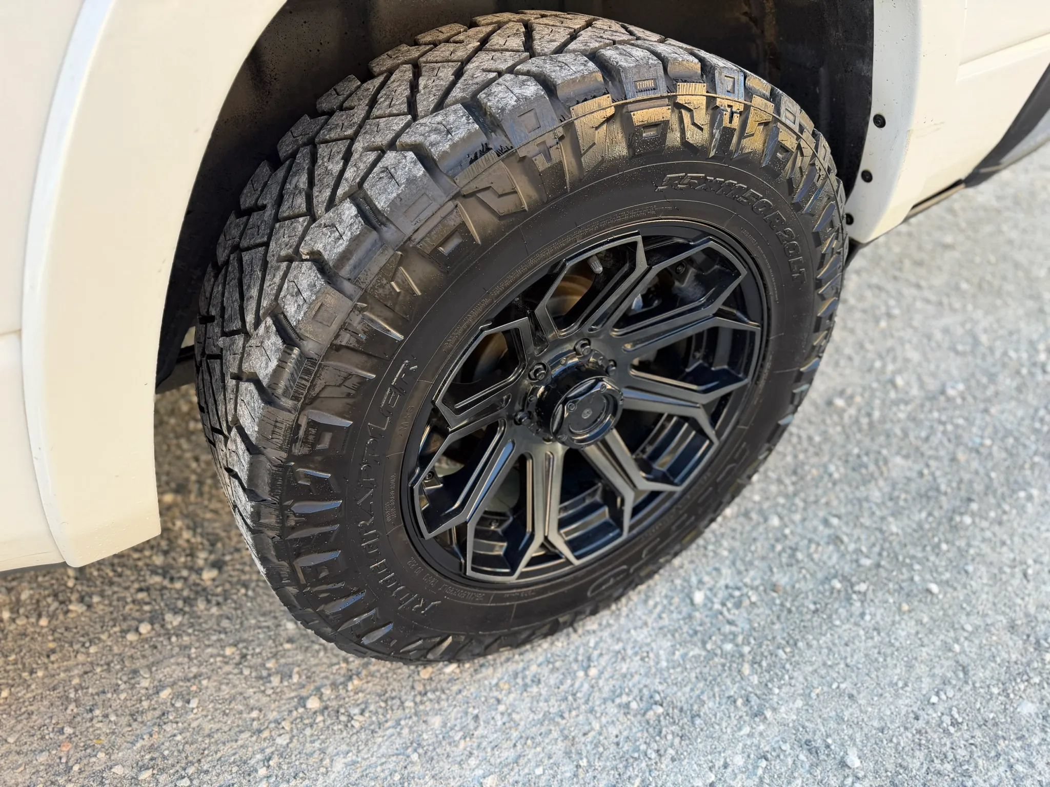 Used 2019 RAM 1500 Laramie AWD/4WD image 9
