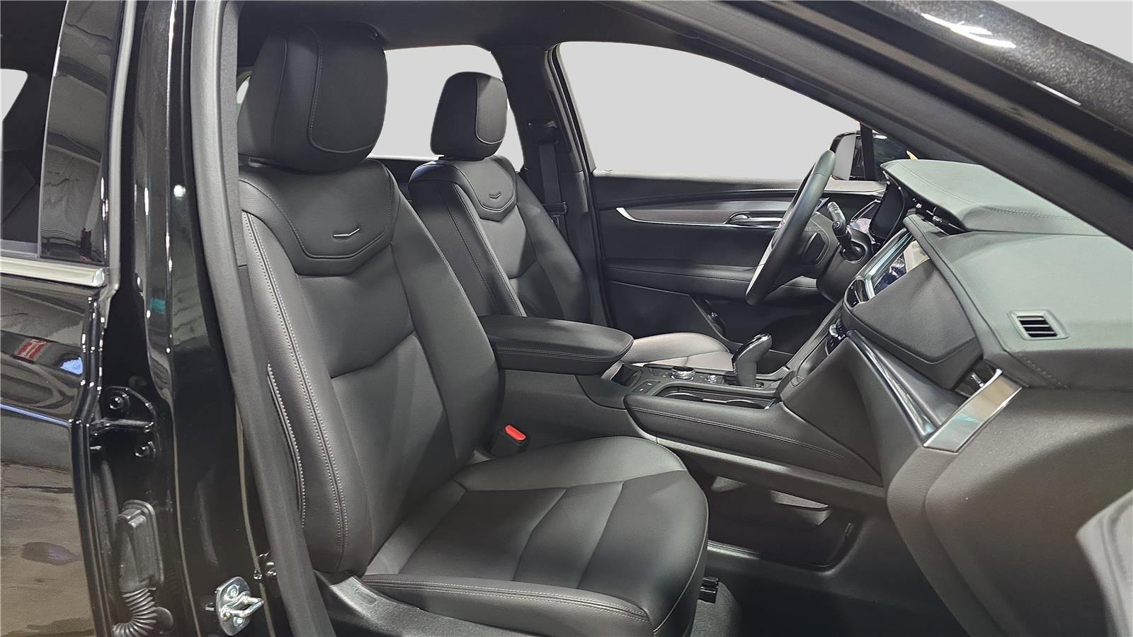 Used 2025 Cadillac XT5 Luxury w/ LPO, Floor Liner Package image 14