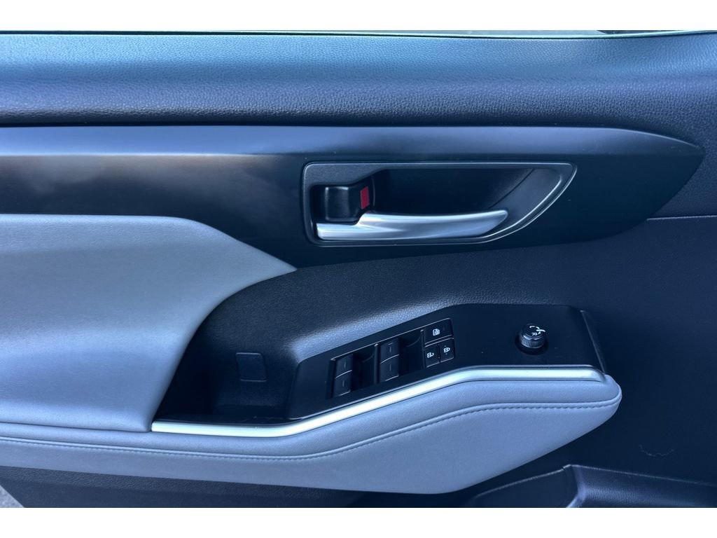 Used 2023 Toyota Highlander XLE image 13