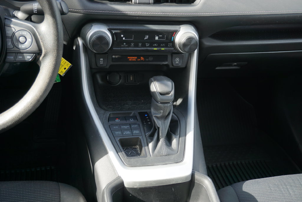 Used 2022 Toyota RAV4 LE AWD/4WD image 15