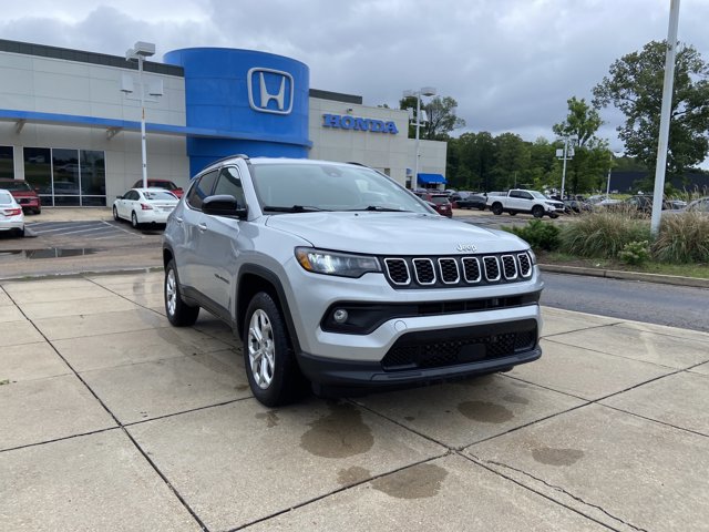 Used 2024 Jeep Compass Latitude AWD/4WD image 2