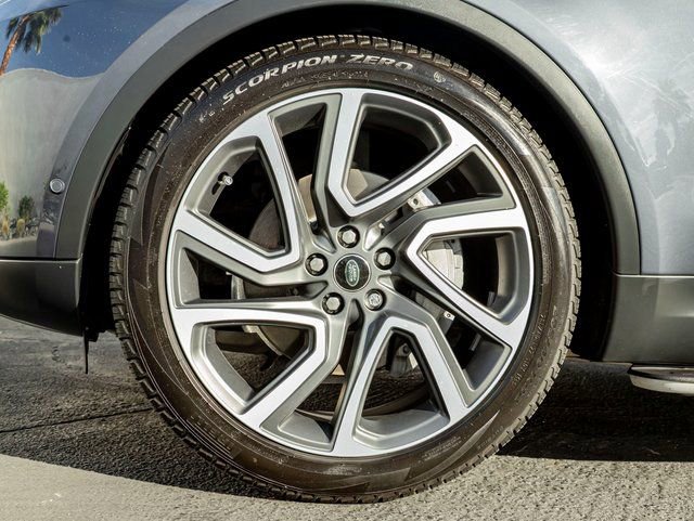 Used 2025 Land Rover Discovery S image 11