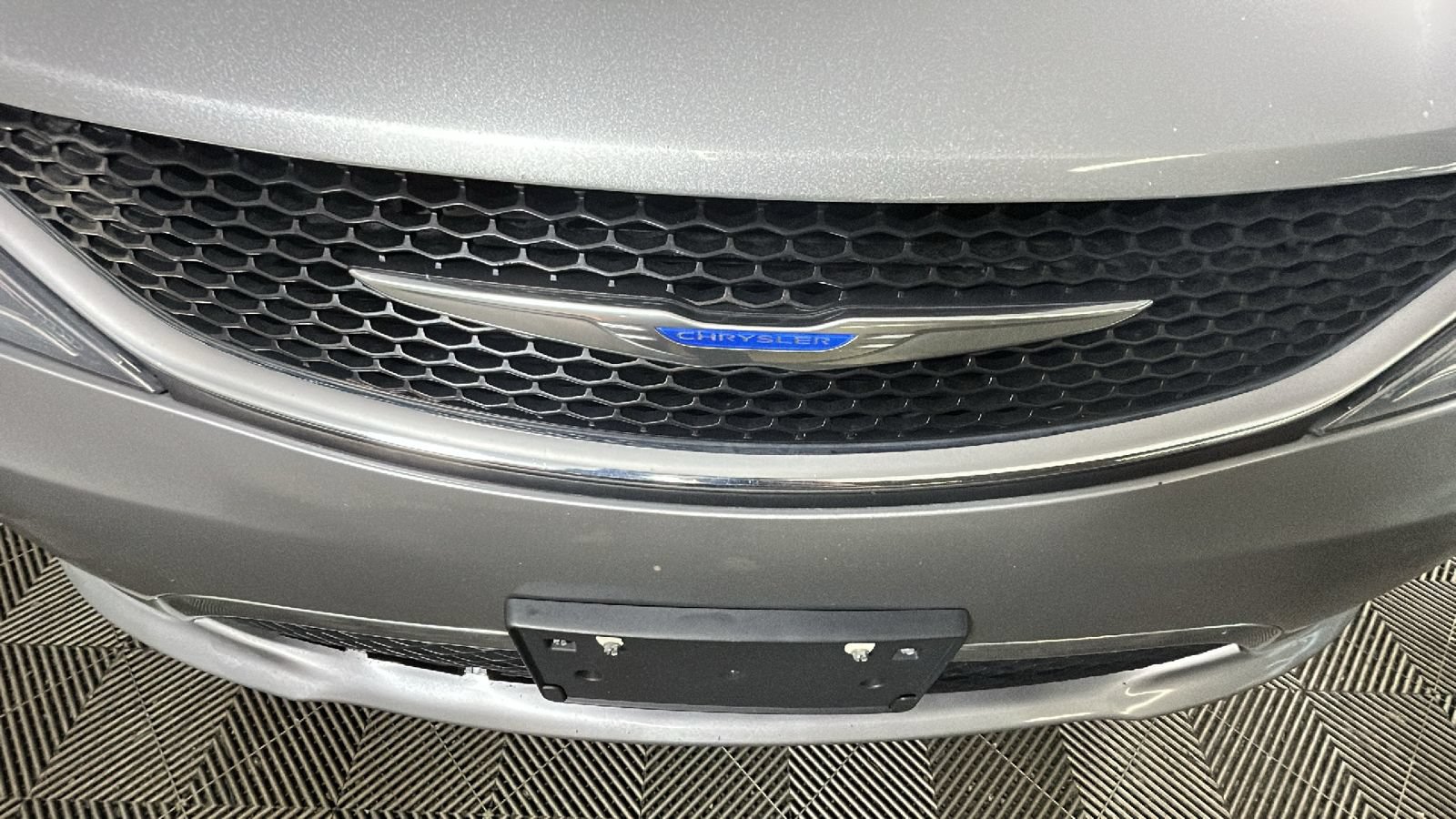 Used 2018 Chrysler Pacifica Touring-L FWD image 9