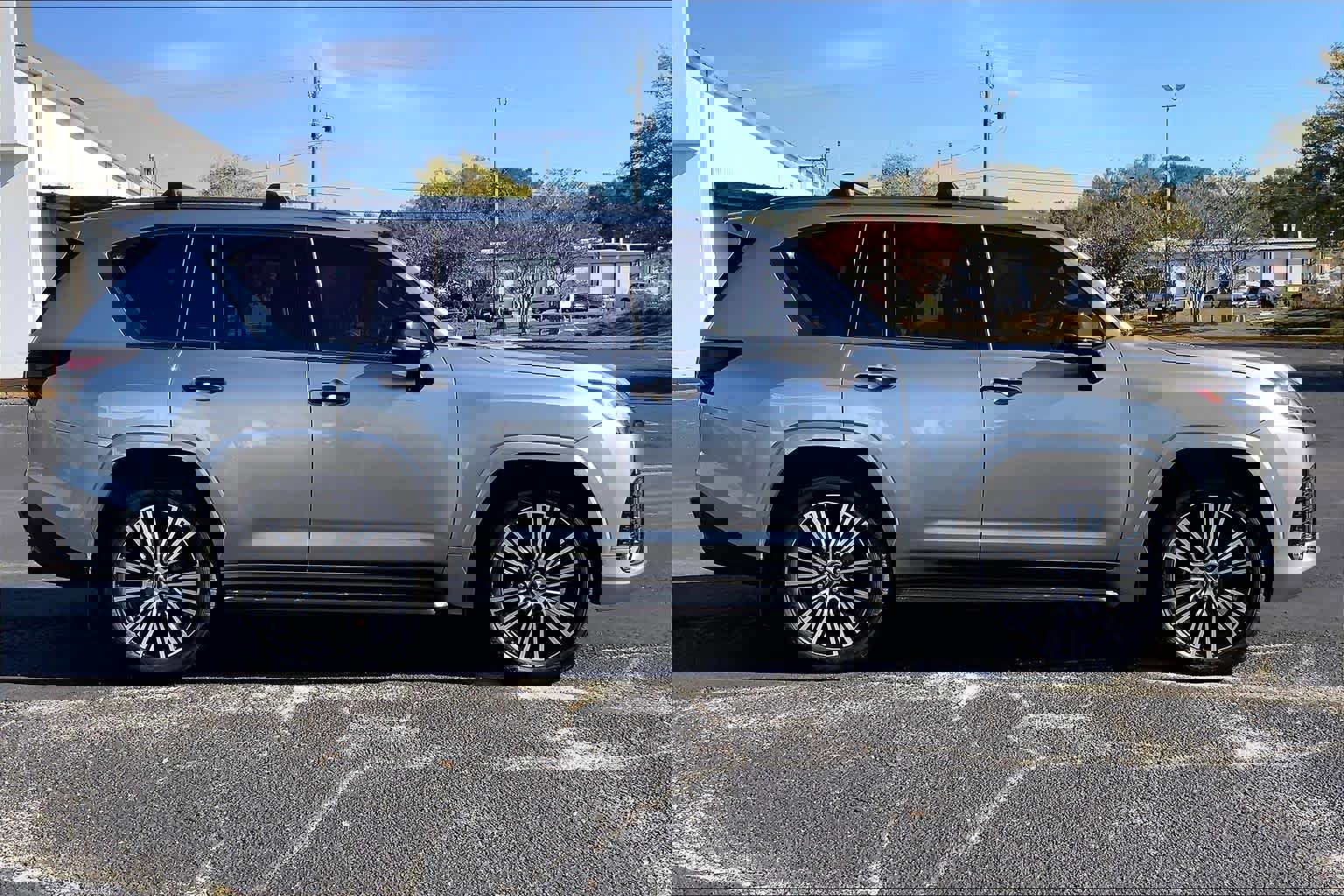 Used 2024 Lexus LX 600 4WD w/ Luxury Package image 32