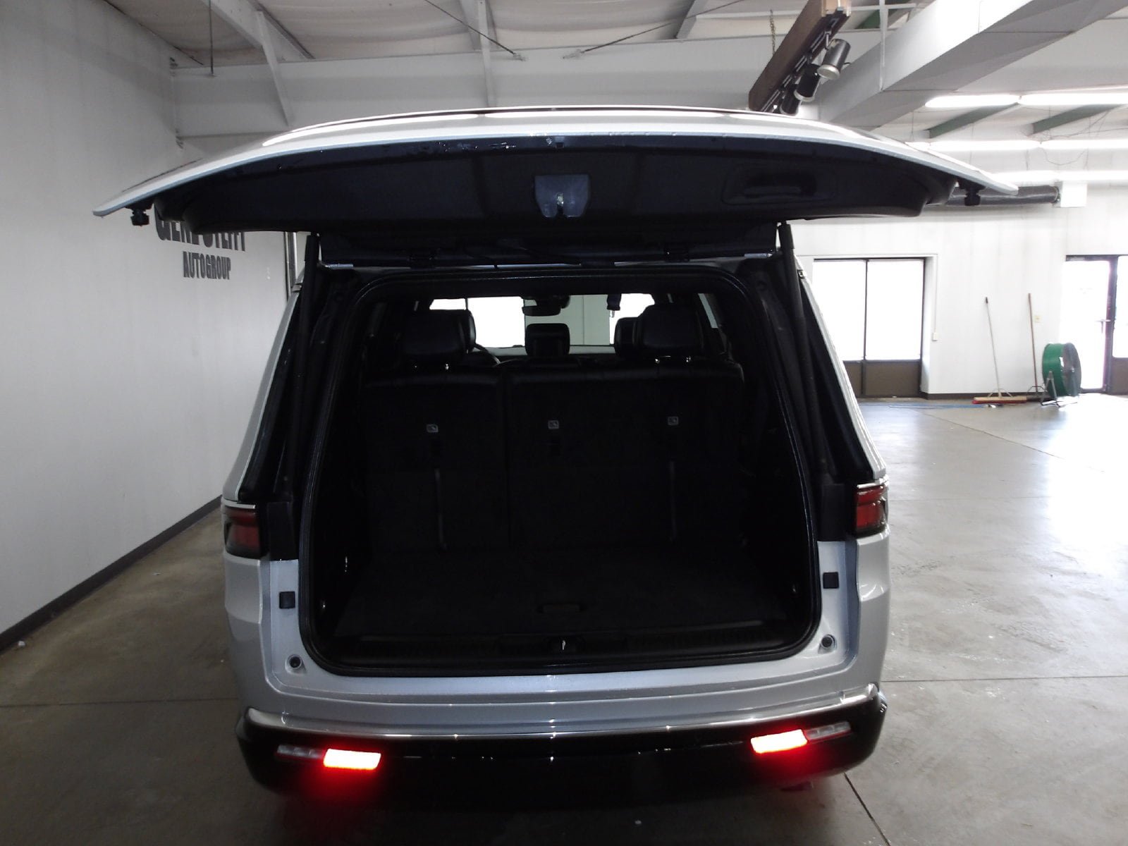 Used 2025 Jeep Wagoneer 4WD image 20