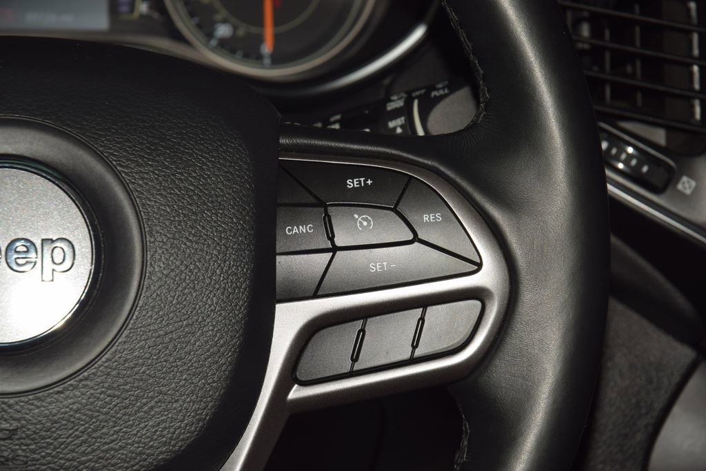 Used 2019 Jeep Cherokee Latitude w/ Cold Weather Group image 34