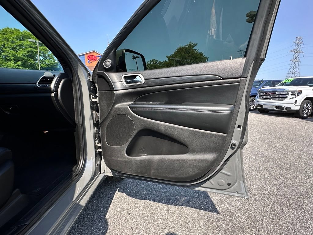 Used 2020 Jeep Grand Cherokee Altitude AWD/4WD image 16