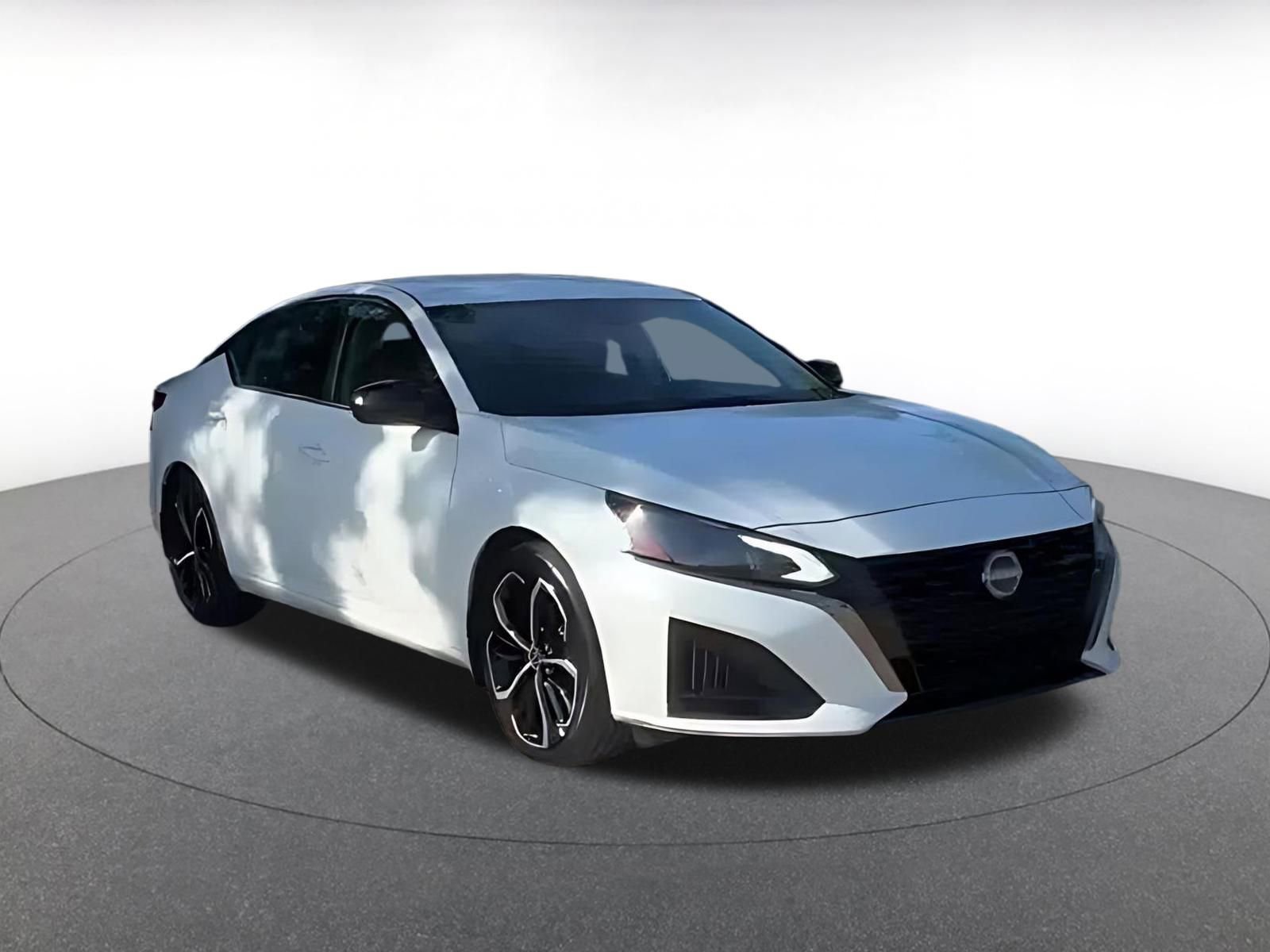 Used 2025 Nissan Altima 2.5 SR image 2