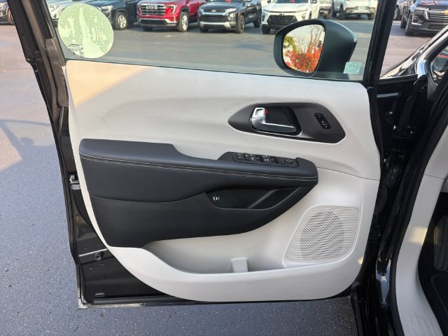 Used 2023 Chrysler Pacifica Touring-L FWD image 3