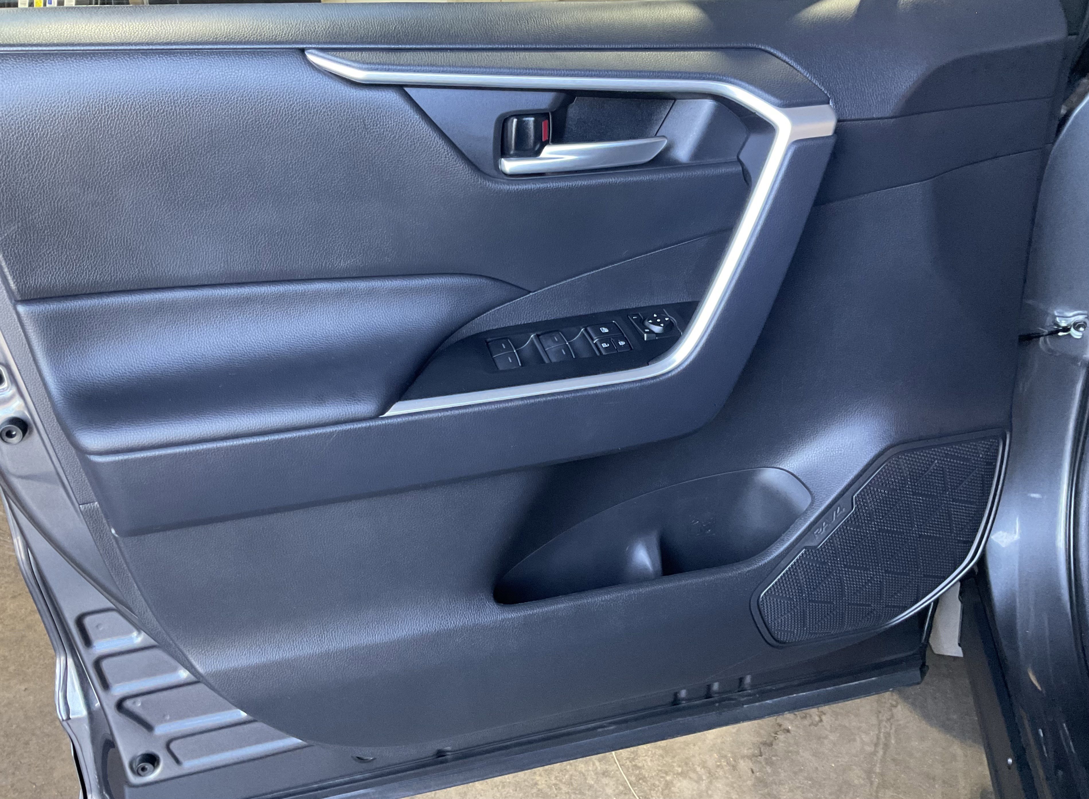 Used 2025 Toyota RAV4 XLE AWD/4WD image 25